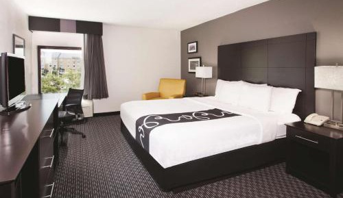 Deluxe King Room - Non-Smoking