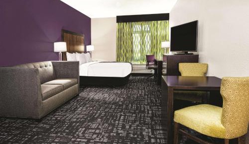 Deluxe King Suite with Bath Tub - Mobility/Hearing Access - Non-Smoking