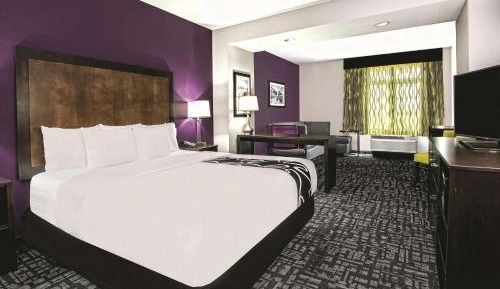 Deluxe King Room with Bath Tub - Mobility/Hearing Accessible - Non-Smoking