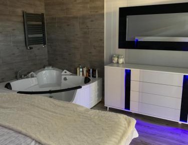 Deluxe Suite with Spa Bath
