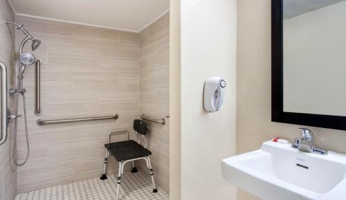 King Room with Roll-In Shower - Mobility/Hearing Accessible - Non-Smoking