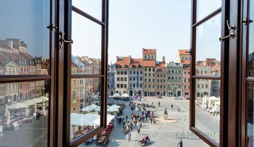 Large Apartment with Old Town View