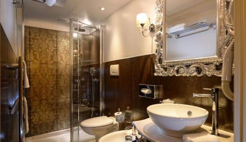 Classic Queen Room with Queen Bed - Non-Smoking