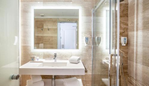 Deluxe Double Room (2 Adults + 1 Child)
