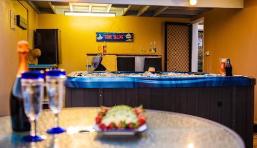 Three-Bedroom Ocean View Apartment with Rooftop Hot Tub