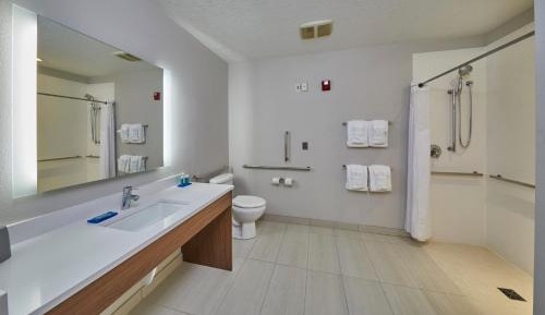 Standard King Room with Mobility Accessible Tub