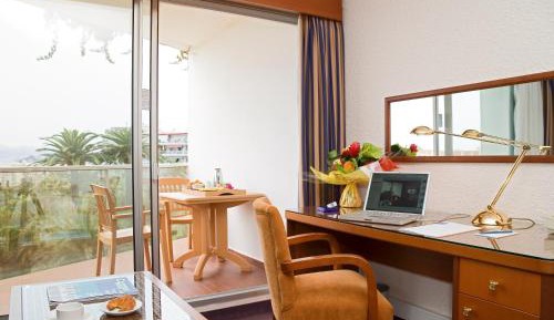 Standard Double Room with balcony Hill Side