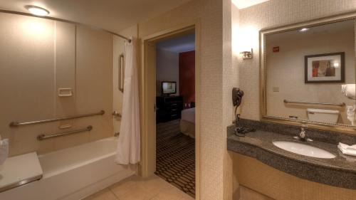 King Suite with Sofa Bed - Hearing Accessible