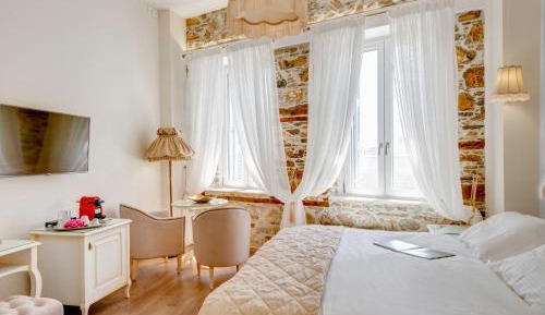 Junior Suite with Side Sea View