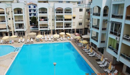 Apartment with Pool View 