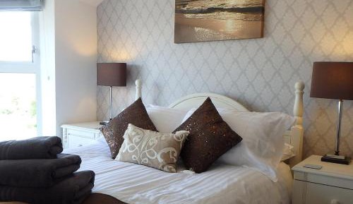 Double Room with En-suite with Mountain View