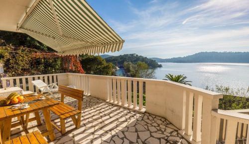 One-Bedroom Apartment with Sea View and Balcony