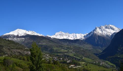 Apartment with Mountain View