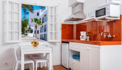 One-Bedroom Apartment with Side Sea View