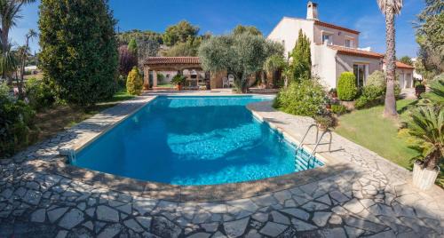 Villa with Garden View