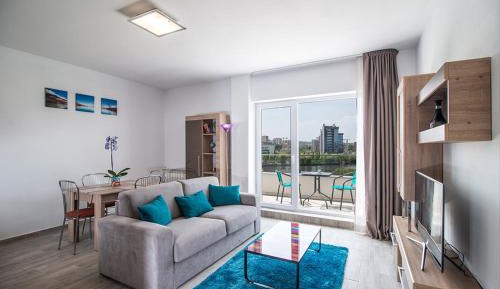 Apartment with Lake View