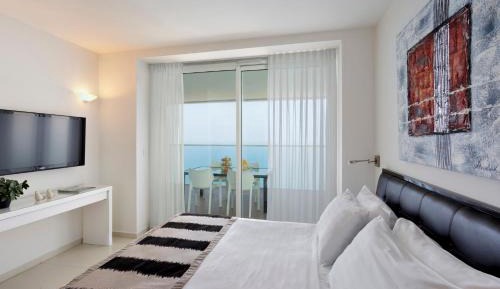 Deluxe Suite with Balcony and Sea View