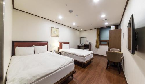 Deluxe Twin Room with Sauna Access