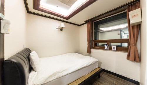 Single Room with Sauna Access