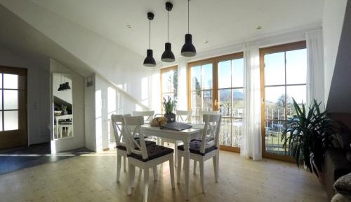 Apartment with Mountain View