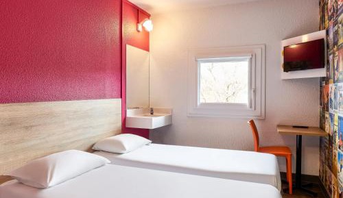 Side-Car Room with Shared Bathroom