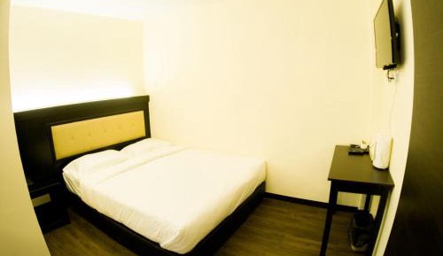 Standard Queen Room - no window