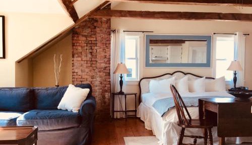 Deluxe King Suite