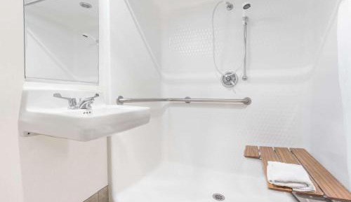 Queen Room - Disability Access/Non-Smoking