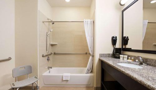 Deluxe Queen Room - Mobility Access/Non-Smoking