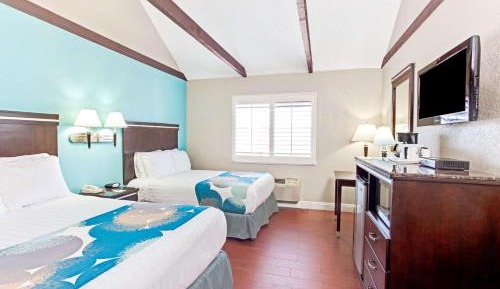 Deluxe Double Room with Two Double Beds - Non-Smoking