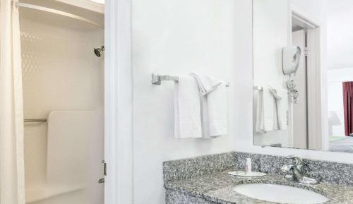 Queen Room with Roll-In Shower - Mobility/Hearing Accessible - Non-Smoking