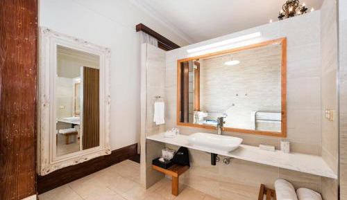 Queen Room - Disability Access - Suite 5