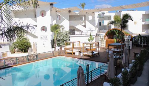 Apartment with Pool View 
