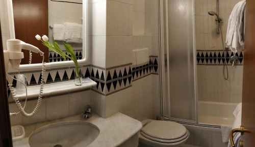 Classic Double Room with Balcony and Lake View
