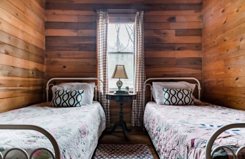 Bellevue Cabin | Natchez Trace Cottage Nestled in the Hills