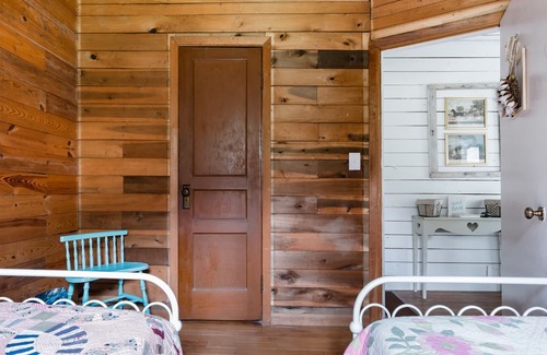 Bellevue Cabin | Natchez Trace Cottage Nestled in the Hills