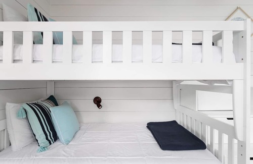 Savannah Beach House | The Blue Crab House on Butler Ave, a Stones Throw to the Sea