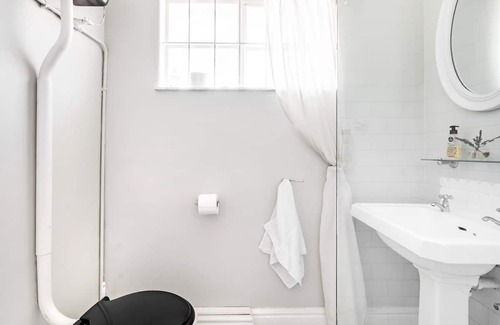 Claremont House | Aboyne Cottage—Peaceful Oasis in Quiet Cul-De-Sac