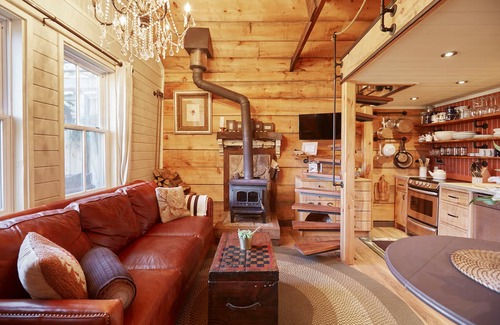 Riverside House | THE COACH HOUSE Cottage near downtown
