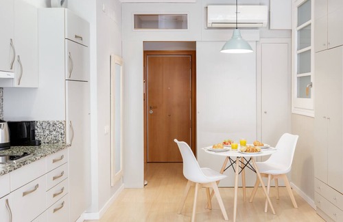 Gothic Quarter Apartment | Fresh, Relaxing Studio at Iconic Las Ramblas