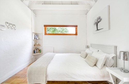 Claremont House | Aboyne Cottage—Peaceful Oasis in Quiet Cul-De-Sac