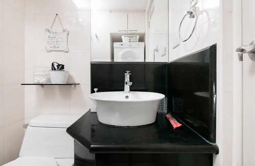 Legazpi Village Apartment | Charming and Sunlit Greenbelt Studio in Heart of Makati