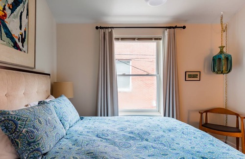 Near West Side House | Polk Street Coach House Apartment, Little Italy/Medical Dist