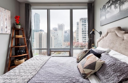 Downtown Vancouver Apartment | Skyline View High Rise Apartment