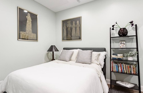 Old Town Triangle Apartment | Archways Apartment Across from Lincoln Park Zoo