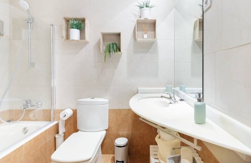 Gothic Quarter Apartment | Fresh, Relaxing Studio at Iconic Las Ramblas