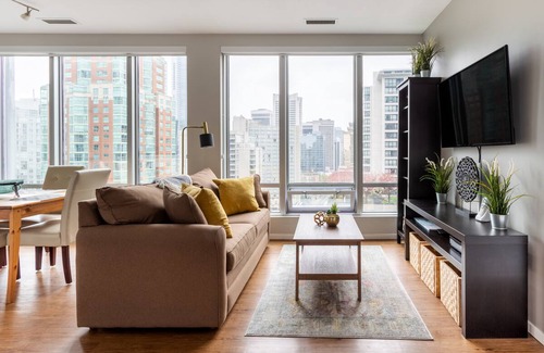 Downtown Vancouver Apartment | Skyline View High Rise Apartment