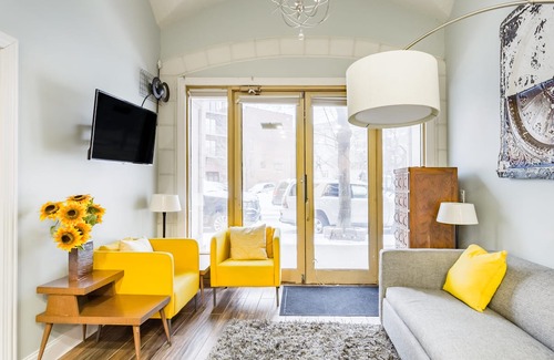 Old Town Triangle Apartment | Archways Apartment Across from Lincoln Park Zoo