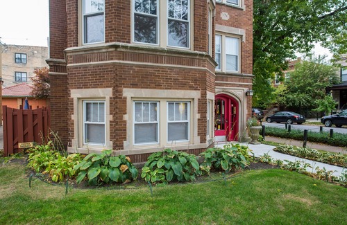 Edgewater Apartment | Stunning Retro Apartment in Andersonville