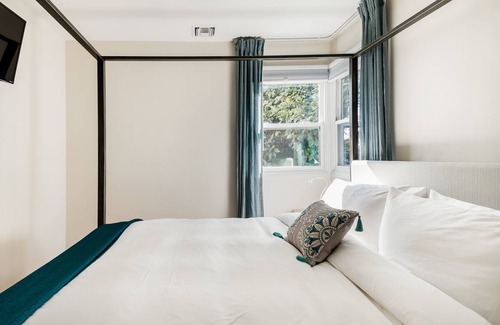 South Pasadena House | Treehouse Cottage in Quiet South Pasadena Village